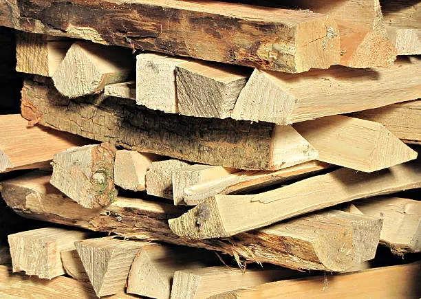 Frêne vs Chêne vs Bûches compressées : Quel est le meilleur bois de chauffage ?
